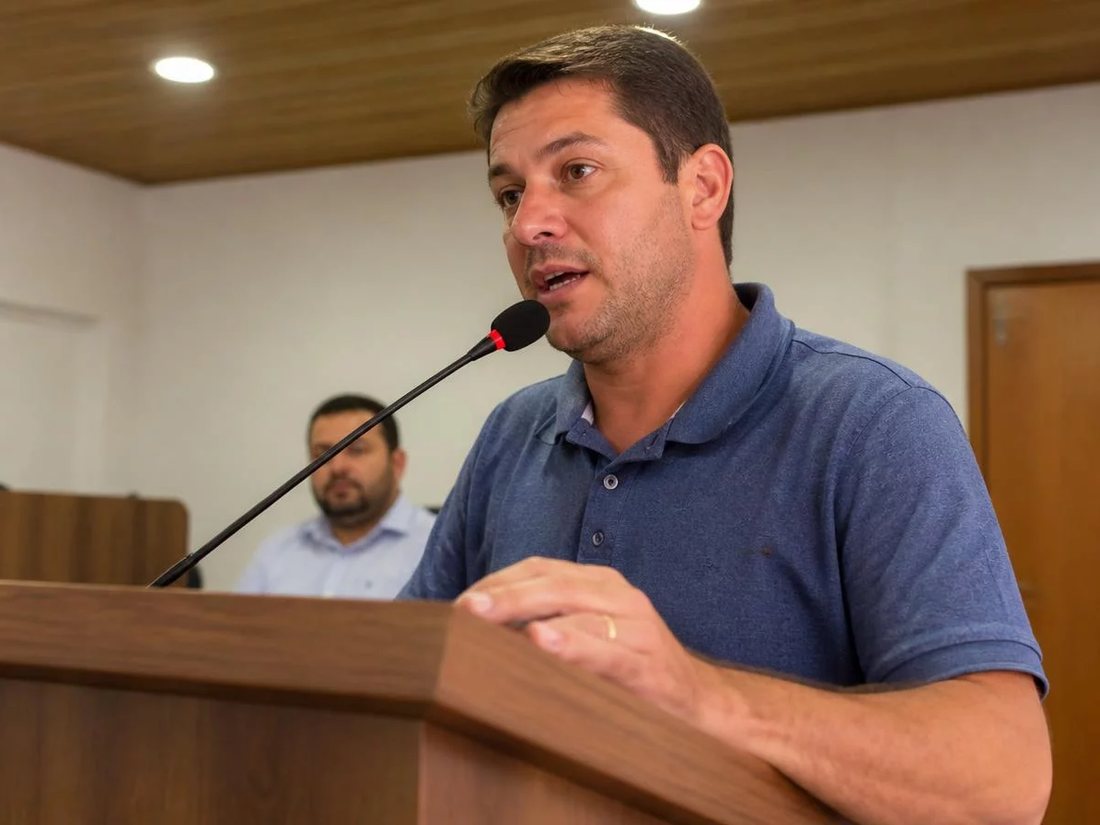 Mesa vista de cima, com um esquema de raciocínio desenhado à mão